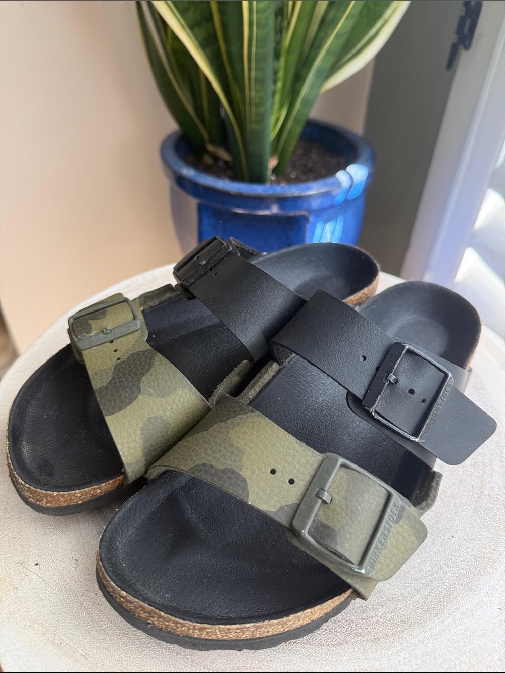 Birkenstock two-tone black/camouflage Arizona sandals 💚🖤
